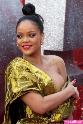 Rihanna - 1️⃣🥶It's very cold outside, but I'm very hot 🥵1️⃣
