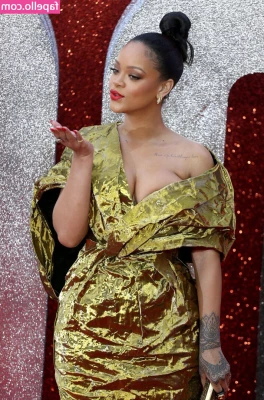 Rihanna - Hehe the curlsssss
