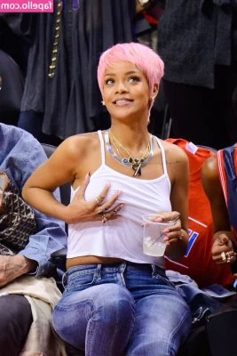 Rihanna - Good morning  my blonde bush is really growing out I can t wait for