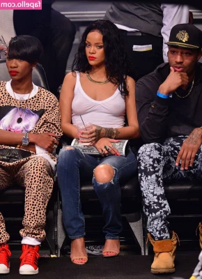 Rihanna - Who wants a live soon