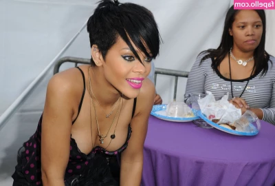 Rihanna - Holaa  Les gusta el color rosa