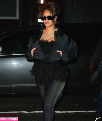 Rihanna - Feeling super hot and heavy right now   what do y all think of wax