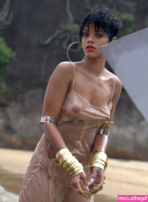Rihanna - The night is very hot 🥵