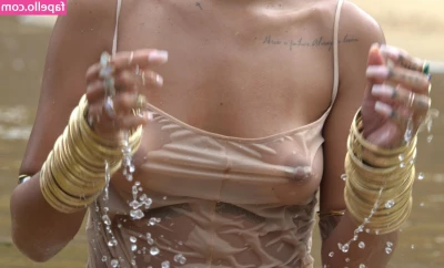 Rihanna - Check your messages 😜💦💦💦