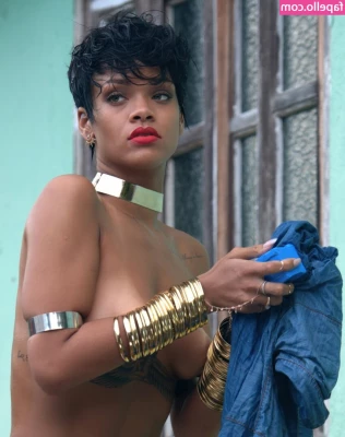 Rihanna - Tell me one of your kinks….but send it in a message. Let’s see