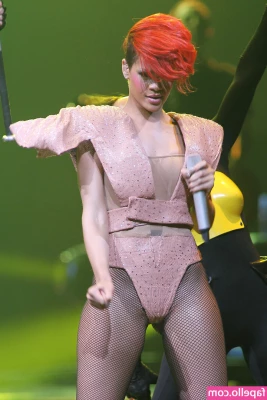 Rihanna - Tip $15 and I'll turn around for you 💦 In fact I'll send you 10