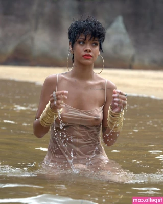 Rihanna - Le p tit cul de chienne de mon nouveau jouet  que j ai dressé pour