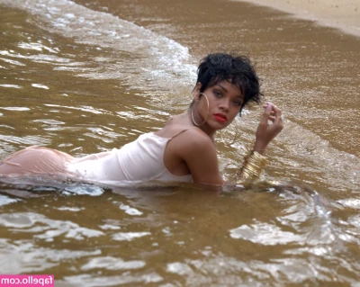 Rihanna - You see me at the beach, wyd?😏😘