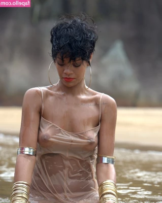 Rihanna - Tip $50 to sext right now with personal pics + vids 😍 I'm skyping