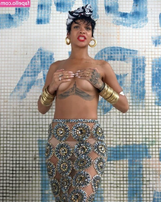 Rihanna - New cow bathing suit 🥰🥺 I think I look better with my boobs out