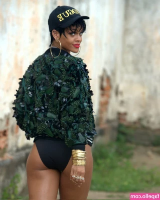 Rihanna - I wanna be the reason you slighted tilt your phone away from others