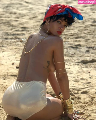 Rihanna - Sorry for being not active   my phones been broken but I promise to