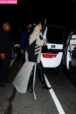 Rihanna - Stepping out looking for good ass tonight 🤪