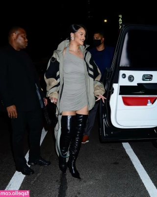 Rihanna - How do you guys like my new pedicure?