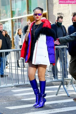 Rihanna - Happy Friday to all my naughty guys!! Share the love back!! My