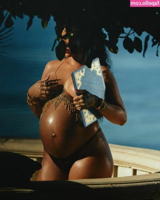 Rihanna - Go sub to  premiumtatteddxxx to see my session with  dess__2