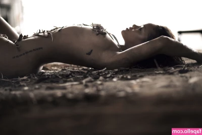 Rihanna - Under wear? Under the underwear. 💕