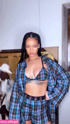 Rihanna - 25 Pics   37 Second Video  Showing off my body for you this morning