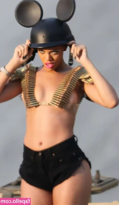 Rihanna - Tip if you like toes  I ve had more foot fetish content requested  so