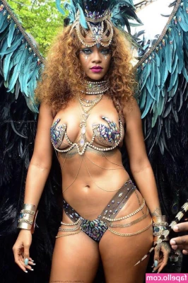 Rihanna - Booty from the side  thick