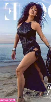 Rihanna - Felling good with this black onesie 🖤