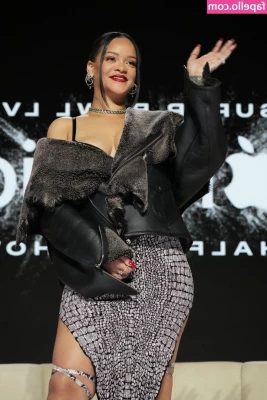 Rihanna - Definitely got some sun this week ☀️🥵  My body tans so fucking