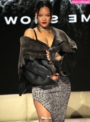 Rihanna - Fuck me like this? 😻😻 6 pics, like if you want a video next