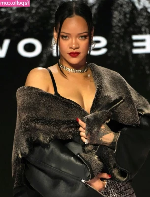 Rihanna - The twins are out this morning ✨ how is everyone doing?