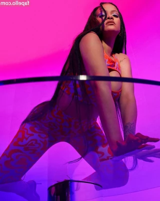 Rihanna - Give me hard daddy