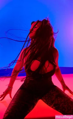 Rihanna - HAPPY NEW YEARS TO THE HOTTEST PEOPLE AROUND!! I can’t wait for you
