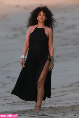 Rihanna - Wanna pull um to the side?🥰
