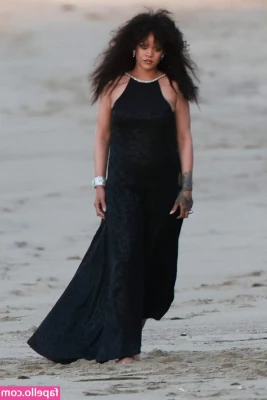 Rihanna - There s something about this weather that makes me just want to walk