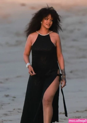 Rihanna - Baileys style