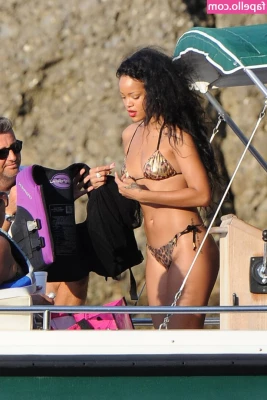 Rihanna - Good morning my lovely boys and a good week for us 😘 part 1