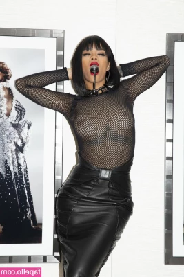Rihanna - I m a good multi-tasker  I can drive with my feet and pleasure myself
