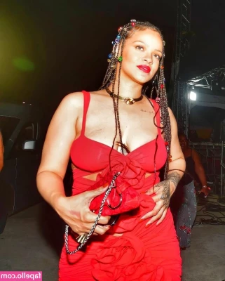 Rihanna - Xmas party tonight