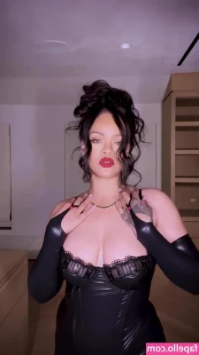 Rihanna - Bigger and hairier everyday 😈💪🏽 You like what you see? 😉