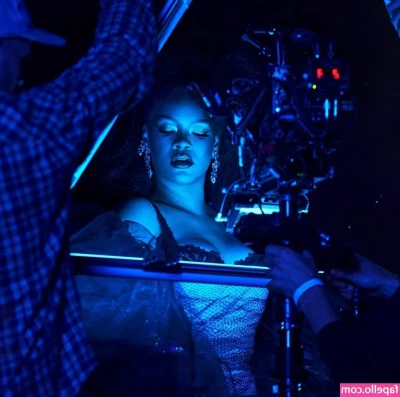 Rihanna - Come babe  Run your hands on my thighs  get your mouth full with my part 1