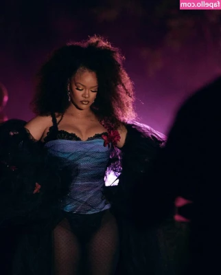 Rihanna - Camshow recordings from August 14th!  1. Fingering and dildo fucking
