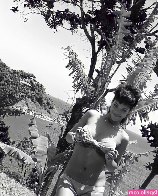 Rihanna - Looks so THICK between my tits