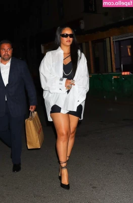 Rihanna - Boobie drop