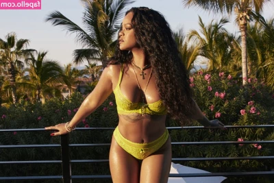 Rihanna - You having a good weekend so far? 😊😋
