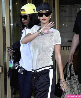 Rihanna - Working out in your underwear  why not   Unlock and watch me bounce