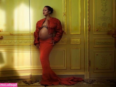Rihanna - Bent over hot in pink 😘