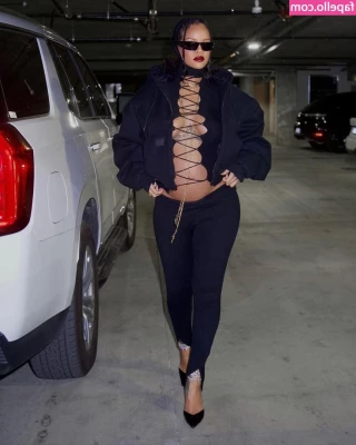 Rihanna - New picture  Starting again