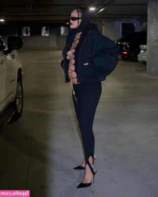 Rihanna - Horny at the car   would u give me a hand