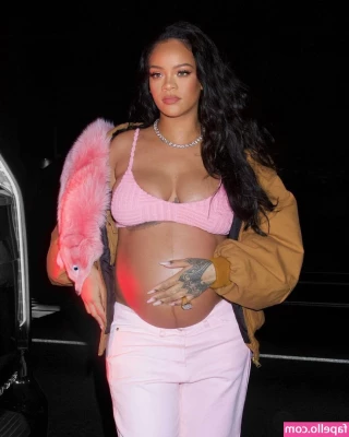Rihanna - Little miss green eyes     green eyes make the dick rise