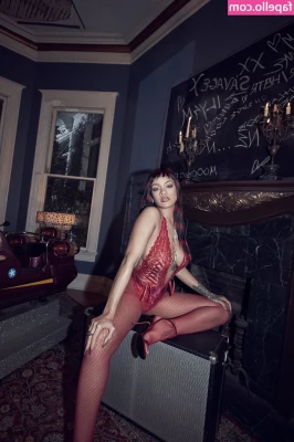 Rihanna - Be gentle please 👅
