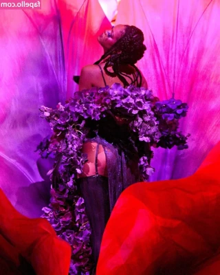 Rihanna - let me strip down for you… 💧