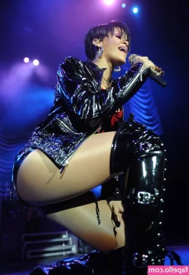 Rihanna - A bañarnos juntitos    ournewfaceb
